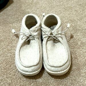 Size 8, beige/nude woman’s hey dudes.